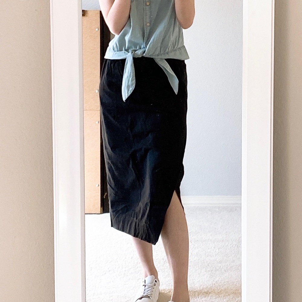 Side Slit Hem Skirt in Black